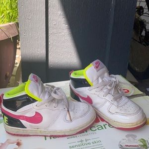 Girls Nike shoe gently used